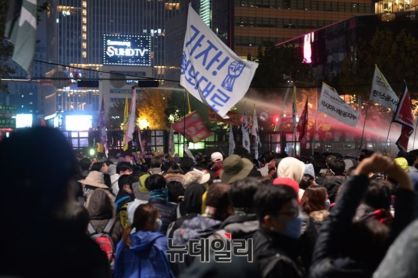 ▲ 4일 오후 서울 광화문광장 일대에서 벌어진 '민중총궐기' 폭력시위 현장. 시위대들이 '역사교과서 국정화 저지', '세월호 진상규명' 등의 구호를 외치고 있다. ⓒ 뉴데일리 정상윤 기자