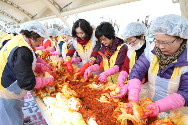 ▲ 충주시자원봉사센터 회원들이 어려운 이웃에 전달할 김장김치를 만들고 있다.사진제공=충주시