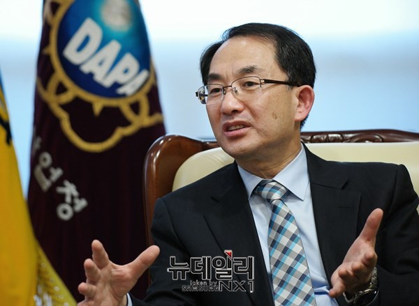 ▲ 12일 서울 용산 방위사업청에서 진양현 방위사업청 차장이 인보길 뉴데일리 회장과 대담을 하고 있다. ⓒ뉴데일리 정상윤 사진기자