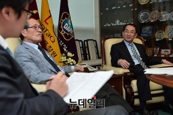 ▲ 12일 서울 용산 방위사업청에서 진양현 방위사업청 차장이 인보길 뉴데일리 회장과 대담을 하고 있다. ⓒ뉴데일리 정상윤 사진기자