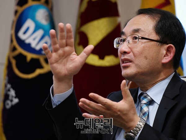 ▲ 12일 서울 용산 방위사업청에서 진양현 방위사업청 차장이 인보길 뉴데일리 회장과 대담을 하고 있다. ⓒ뉴데일리 정상윤 사진기자