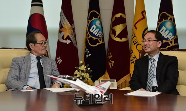 ▲ 12일 서울 용산 방위사업청에서 진양현 방위사업청 차장이 인보길 뉴데일리 회장과 대담을 하고 있다. ⓒ뉴데일리 정상윤 사진기자