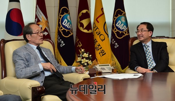 ▲ 12일 서울 용산 방위사업청에서 인보길 뉴데일리 회장이 진양현 방위사업청 차장과 대담을 하고 있다. ⓒ뉴데일리 정상윤 사진기자