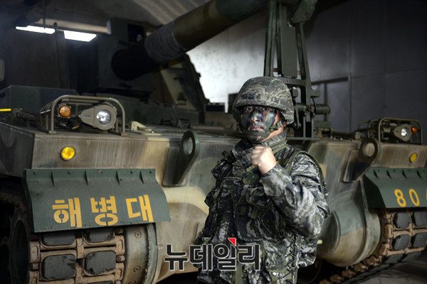 ▲ 4년만에 연평부대로 자원해 복귀한 천중규 중사가 K-9자주포에서 전투결의를 다짐하고 있다.ⓒ해병대