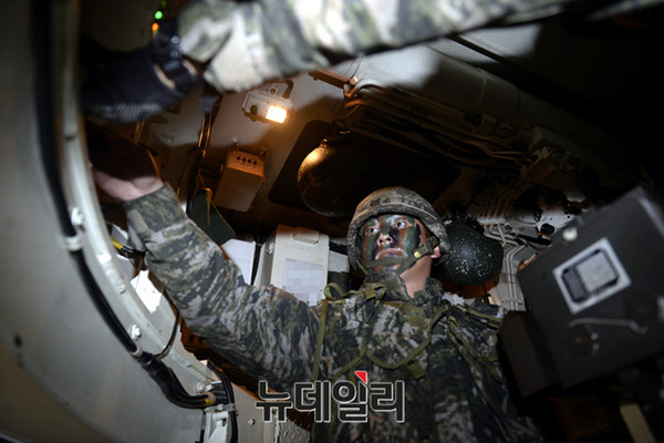▲ 4년만에 연평부대로 자원하여 복귀한 천중규 중사가 K-9자주포에서 장비를 점검하고 있다.ⓒ해병대