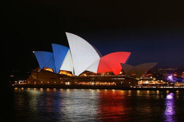 ▲ 호주 시드니 오페라 하우스. 프랑스 파리 연쇄 테러 이후 세계 주요 도시에서는 파리 테러 희생자들을 추모한다는 뜻에서 프랑스의 국기 '라 트리콜로레'와 같은 색의 조명을 밝히고 있다. ⓒ英일간 텔레그라프 트위터 캡쳐