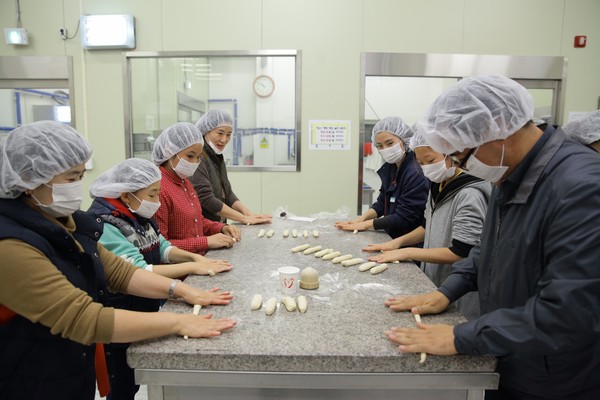 ▲ 대전시실관리공단 직원들이 소외 청소년들을 위해 빵을 만들고 있다. 사진제공 대전시 ⓒ뉴데일리