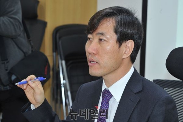 ▲ 14일 오후 서울 광화문광장 일대에서 벌어진 속칭 진보진영의 '민중총궐기' 폭력시위로 파손된 경찰버스. ⓒ 뉴데일리 정상윤 기자