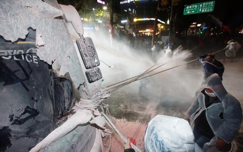 ▲ 폴리스라인이라는 법의 테두리 내에서 비폭력 평화시위를 벌인 자들은 괜찮다. 하지만 이를 넘어서 위법, 위법을 넘어선 폭력을 저지르는 자들은 시민이 아니라 폭도다. 사진은 14일 광화문 광장 앞에서 시위대가 경찰버스 유리창을 깨고 밧줄을 건 뒤 무너뜨리려 잡아당기는 모습./사진=연합뉴스