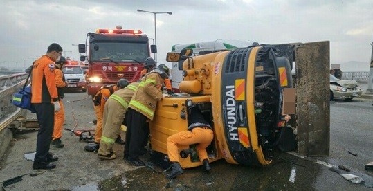 ▲ 119구급대원들이 5중 추돌사고 현장에서 포크레인 기사를 구조하고 있다. 사진제공 청주 동부소방서 ⓒ뉴데일리