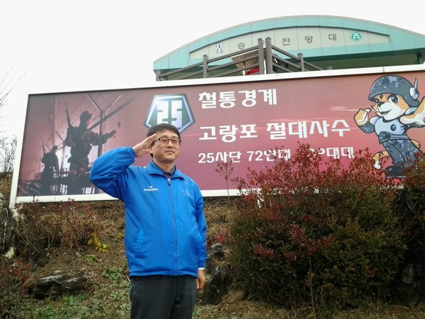 ▲ 국군 25사단에 있는 승전전망대. 안내를 담당한 헌병의 해설에 의하면 전망대 뒤로 철책선이 쳐져있고 거기서 북쪽으로 2km 비무장지대이다. 그 뒤로 인민군 철책선이 쳐져있다고 한다. 그 너머의 우리 동포들이 사람답게 사는 날은 통일밖에 없다. [사진 = 림일 기자]