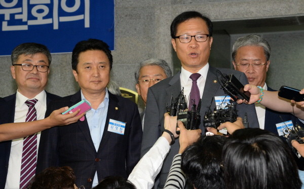 ▲ 새정치민주연합 최원식·김동철·문병호·유성엽 등 민집모 소속 의원들은 16일 여의도 모처에서 오찬 회동을 갖고 이날 오후 2시로 예고했던 문재인 대표 사퇴 촉구 기자회견을 연기한다고 밝혔다. 사진은 지난 9월 16일 중앙위원회에서의 만장일치 박수 의결에 반발해 집단 퇴장하고 있는 민집모 소속 의원들의 모습. ⓒ뉴시스 사진DB