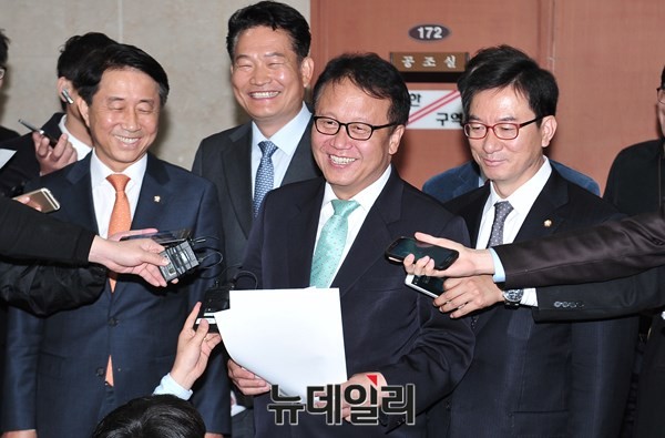 ▲ 새정치민주연합 조정식 전 사무총장, 민병두 민주정책연구원장, 정성호 민생본부장 등 통합행동 소속 의원들이 16일 국회에서 포스트 문재인 체제에 적용할 3단계 로드맵을 발표하고 있다. ⓒ뉴데일리 이종현 기자