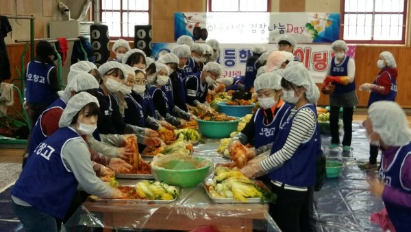 ▲ 청주 오창고등학교 학생과 교사, 학부모들이 김장을 담그고 있다. 사진제공 오창고 ⓒ뉴데일리