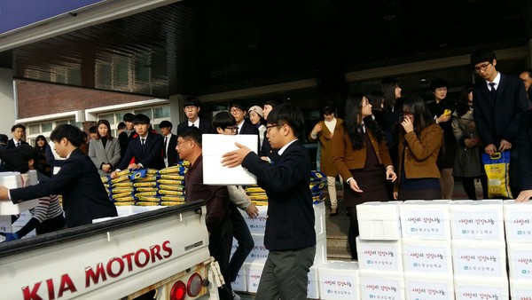 ▲ 청주 오창고등학교 학생들이 김장김치를 전달하기 위해 트럭에 싣고 있다. 사진제공 오창고 ⓒ뉴데일리