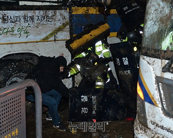 ▲ 4일 오후 서울 광화문광장 일대에서 벌어진 폭력시위에서 경찰들이 폭행당하고 있는 모습. ⓒ뉴데일리