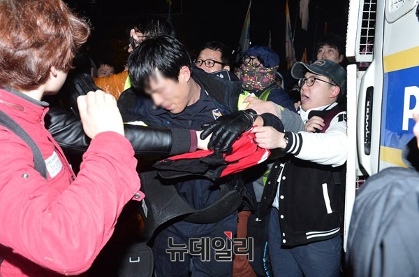 ▲ 4일 오후 서울 광화문광장 일대에서 벌어진 폭력시위에서 경찰들이 폭행당하고 있는 모습. ⓒ뉴데일리
