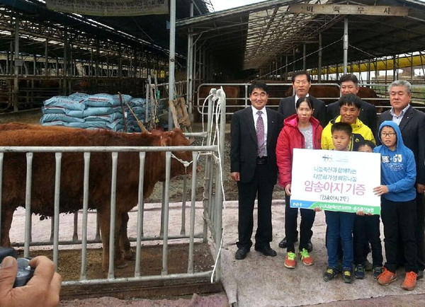 ▲ 충주축협이 다문화 축산농가에 송아지를 전달하고 있는 모습. 사진제공=충주축협
