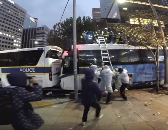 ▲ ‘광화문 총궐기 폭력시위 현장 Korea riot 2015’ 동영상 중 일부. ⓒ 동영상 화면 캡처