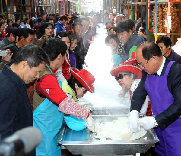 ▲ 단양군이 재래시장 활성화를 위한 이벤트로 단양구경시장에서 가래떡 데이 행사를 열고 있는 모습.사진제공=단양군