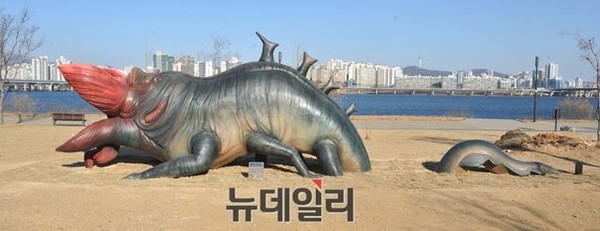 ▲ 박원순 서울시장이 만들어 놓은 영화 '괴물'의 조형물. ⓒ뉴데일리 DB