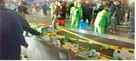 ▲ 도로를 청소하는 환경미화원 옆에서 시위 참가자들이 술을 마시고 있다. 지난 14일, 시위가 벌어진 서울 세종로 일대에서는 술을 마시는 시위대의 모습이 자주 목격됐다. /사진=한국경제