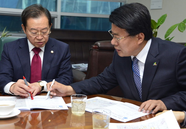 ▲ 이근규 제천시장(오른쪽)이 국회를 방문해 이종배 의원에게 제천시 현안사업을 설명하고 있다. 사진제공=제천시