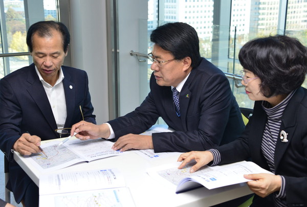 ▲ 이근규 제천시장(가운데)이 최문순 강원지사를 만나 충북, 강원도 공동 현안사업을 설명하고 있다. 사진제공=제천시