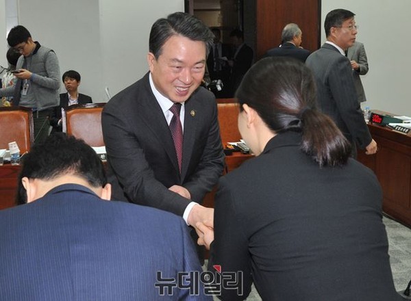 ▲ 강신명 경찰청장이 17일 새누리당 오전 원내대책회의에 참석해 