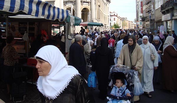 ▲ 벨기에 브뤼셀 외곽의 자치구 '몰렌비크'는 지난 수 년 동안 무슬림 테러조직의 해방구로 지목돼 왔다. 사진은 몰렌비크의 재래시장 모습. ⓒ지하드 워치 홈페이지 캡쳐