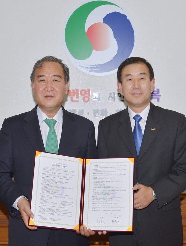 ▲ 조길형 충주시장(오른쪽)이 건국대 산학협력단과 어린이급식센터 업무협약을 가졌다. 사진제공=충주시