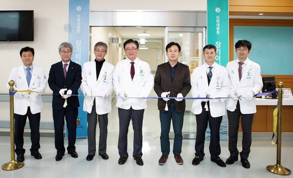▲ 11월 16일, 인하대병원 3층에서 열린 장기이식센터 개소식에서 테이프 컷팅을 위해 김영모 병원장(왼쪽 네번째), 안승익 진료부원장(왼쪽 여섯번째) 및 관련 의료진이 참석해 테이프 컷팅 전 기념촬영을 하고 있다.ⓒ인하대병원