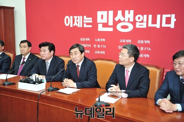 ▲ 새누리당·새정치민주연합 원내지도부가 17일 국회에서 3+3 회동을 갖고 테러방지법의 조속한 여야 합의 처리를 약속했다. 사진 왼쪽부터 새누리당 김정훈 정책위의장·원유철 원내대표, 새정치민주연합 이종걸 원내대표·최재천 정책위의장·이춘석 원내수석부대표. ⓒ뉴데일리 이종현 기자