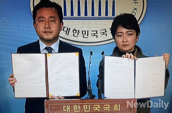 ▲ 새누리당 김용남 원내대변인과 새정치민주연합 이언주 원내대변인이 18일 국회에서 열린 양당 원내지도부 3+3 회동이 끝난 직후, 기자회견장에서 합의문을 들어보이고 있다. ⓒ뉴데일리 정상윤 기자