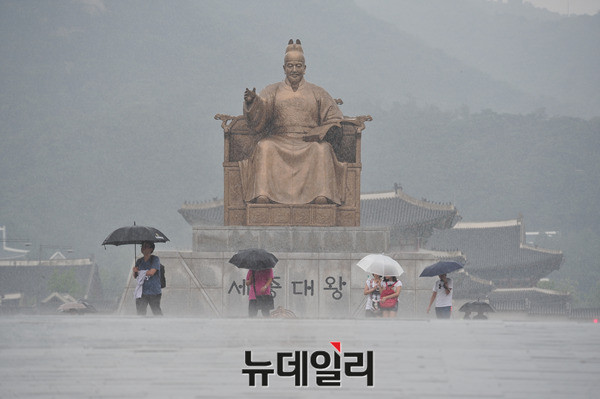 ▲ 기상청 오늘날씨예보에 따르면 전국에 비가 오락가락 한다. 낮동안 바람이 불어서 쌀쌀해진다ⓒ뉴데일리