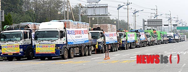 ▲ 과거 대북협력민간단체협의회와 민화협이 북한으로 대북지원 물자를 보내는 모습. ⓒ뉴시스. 무단전재 및 재배포 금지.