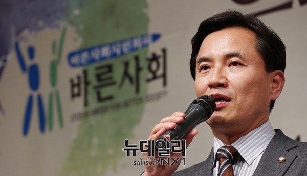 ▲ 새누리당 김진태 의원이 지난 14일 발생한 광화문 폭동 사태에 대한 입장을 밝혔다. 그는 18일 MBC라디오 〈신동호의 시선집중〉에 출연해 