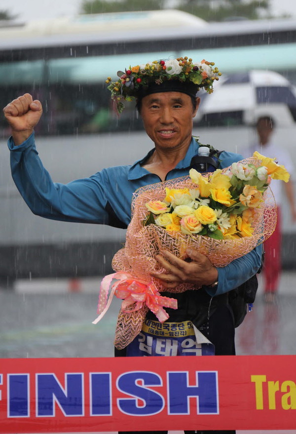 ▲ 김태억씨가 2013년 대한민국 울트라마라톤 그랜드스램을 하고 기념촬영을 한 모습. 사진제공=제천시