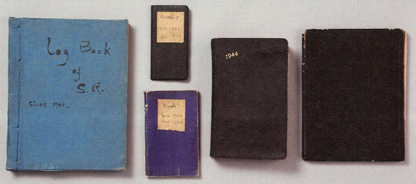 이승만 일기 원본들. 왼쪽 ‘Log Book of S.R.’이 적힌 파란 책이 처음 시작한 일기장. 작은 수첩 일기 겉장에도 ‘Book 5’ ‘Book 7’등 스티커를 붙여놓았다.