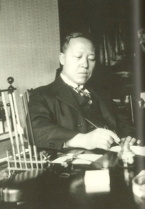 ▲ 임시정부 대통령으로서 집무중인 이승만(1921).