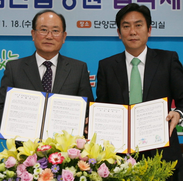 ▲ 류한우 단양군수(왼쪽)가 검단탑종합병원과 의료협약을 맺은 모습. 사진제공=단양군