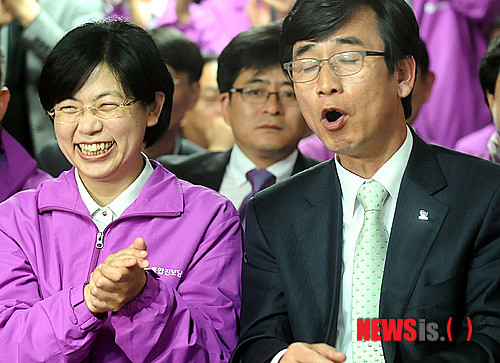 ▲ 지난 2012년 4월11일 총선 출구조사를 보며 기뻐하고 있는 통진당 유시민-이정희 공동대표. ⓒ뉴시스