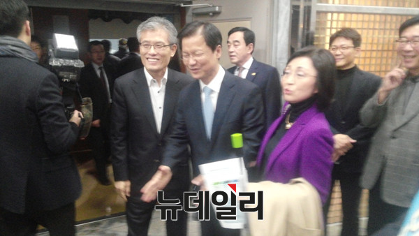 ▲ 무소속 천정배 의원은 이날 행사장 입구에서 참석자들과 일일히 악수를 주고 받으며 감사를 표했다. ⓒ뉴데일리 임재섭 기자