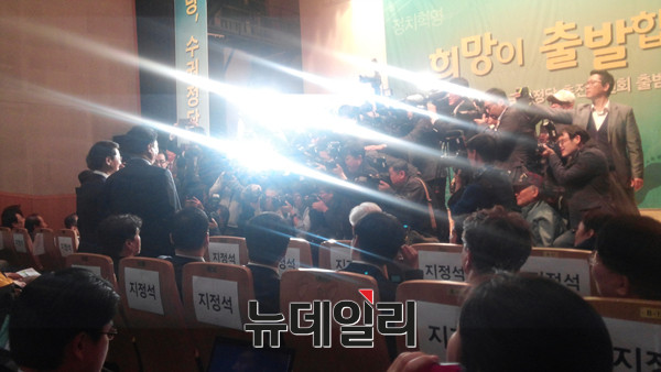▲ 무소속 천정배 의원은 이날 행사에는 많은 수의 취재진과 관계자가 참석해 문전성시를 이뤘다. 자리가 꽉 들어차자 사람들은 계단에 앉거나 뒤에 서서 행사를 구경하기도 하는 등 신당 창당에 대한 관심을 증명했다. 취재진들은 천 의원 옆에 서는 사람마다 바쁘게 셔터를 눌렀다. ⓒ뉴데일리 임재섭 기자