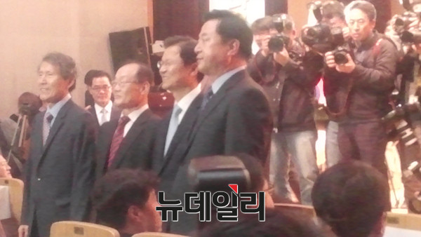 ▲ 무소속 천정배 의원이 카메라 기자들과 촬영을 마친 뒤 '뒤를 돌아봐 달라'는 지지들자들의 목소리에 화답하며 미소를 짓고 있다. ⓒ뉴데일리 임재섭 기자