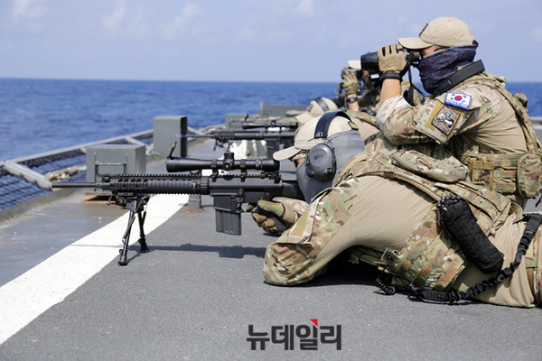 해상 사격훈련중인 UDT/SEAL 저격수 ⓒ뉴데일리 아덴만 특별취재단