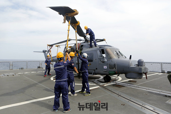 해상작전헬기(LYNX) 정비사 ⓒ뉴데일리 아덴만 특별취재단