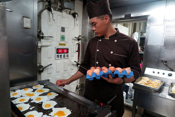 ▲ 식사준비중인 충무공이순신함 조리병 ⓒ뉴데일리 아덴만 특별취재단