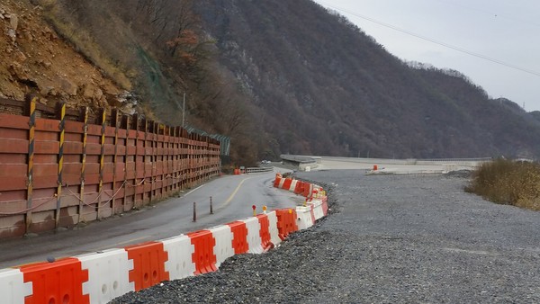 ▲ 경남기업 재정난으로 9개월째 공사가 중단된 단양~가곡 간 공사 현장.ⓒ뉴데일리
