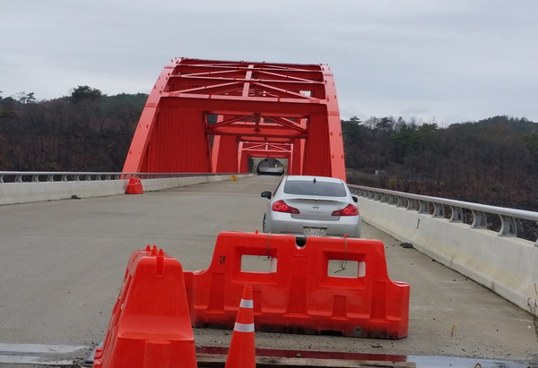 ▲ 공사가 중단된 도담삼봉 대교 모습. ⓒ뉴데일리